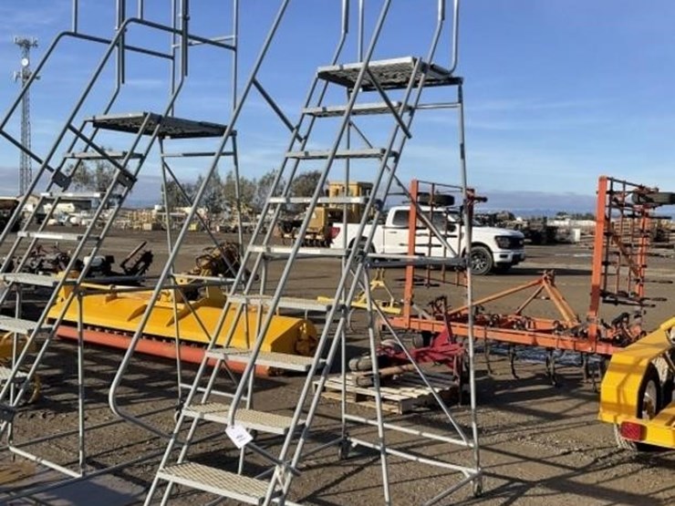 u-line-8.5'-portable-steel-step-ladder-image-1