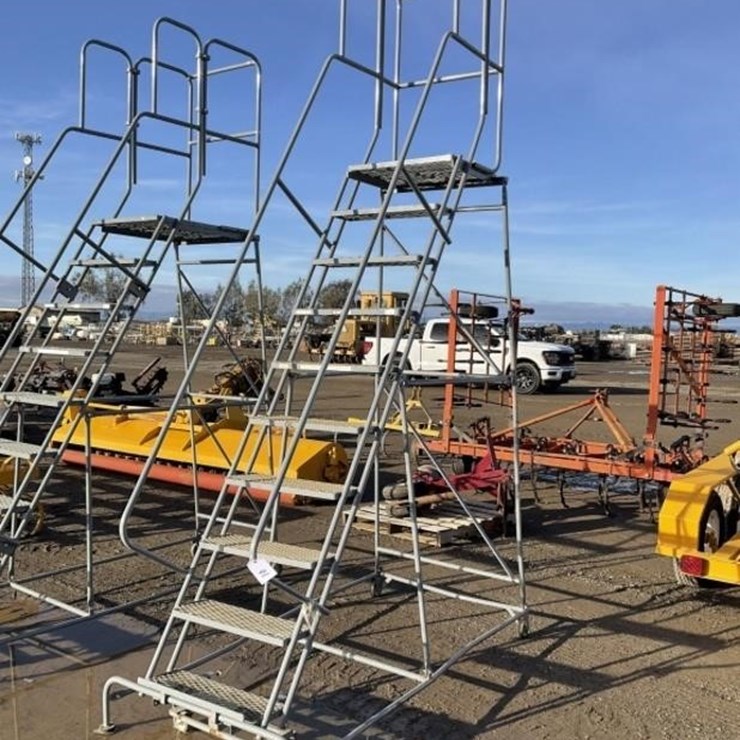 U-LINE 8.5' Portable Steel Step Ladder