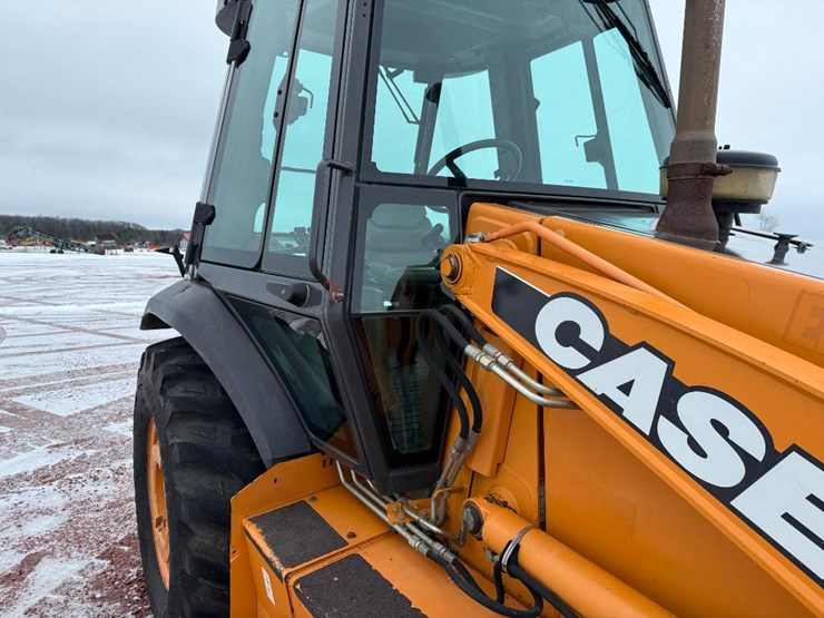 2011-case-570m-xt-image-18