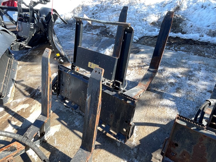 #172-•-boss-quick-cube-skid-steer-mount-salt-spreader-(1)-attachment-&-(4)-cubes-image-3