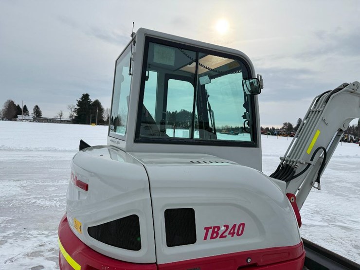 takeuchi-tb240-image-19