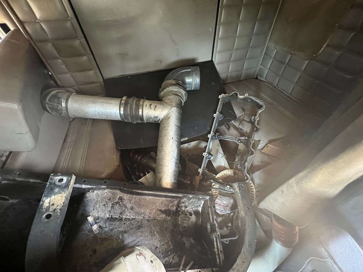 2000-peterbilt-379-image-25