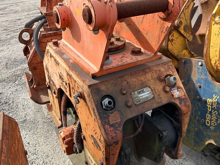 npk-c6c-c6110-excavator-vibratory-compactor/driver-attachment-image-1