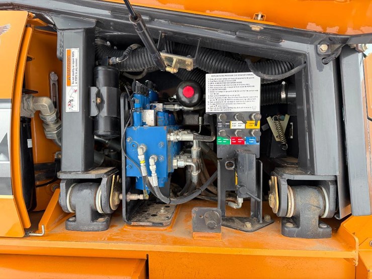 2011-case-1650l-xlt-image-37