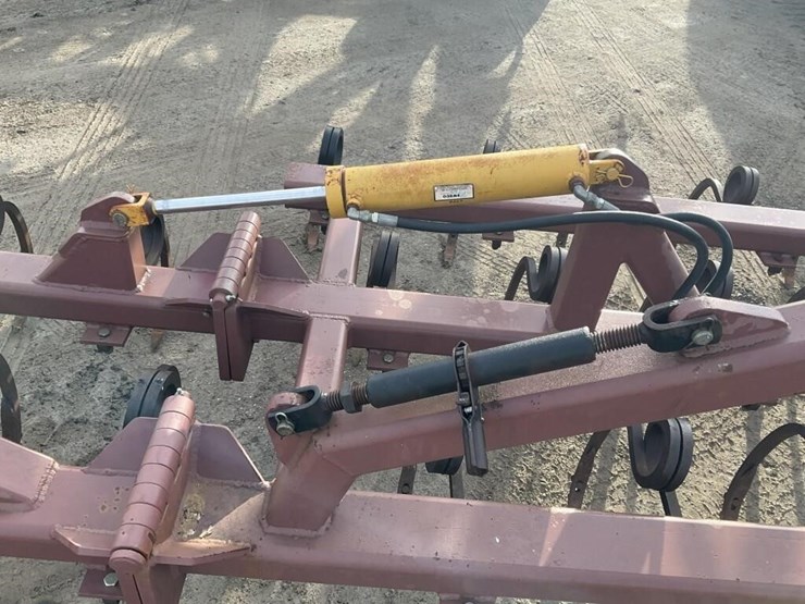 custom-33'-3-pt-fold-up-field-cultivator-image-9