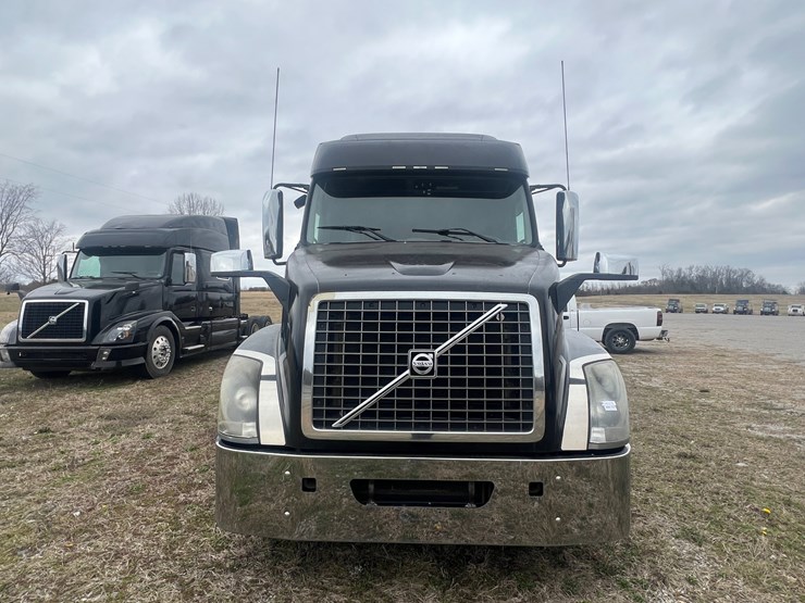 2012-volvo-vn-image-5