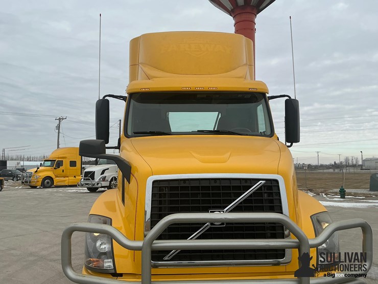 2017-volvo-vnl64t300-image-13