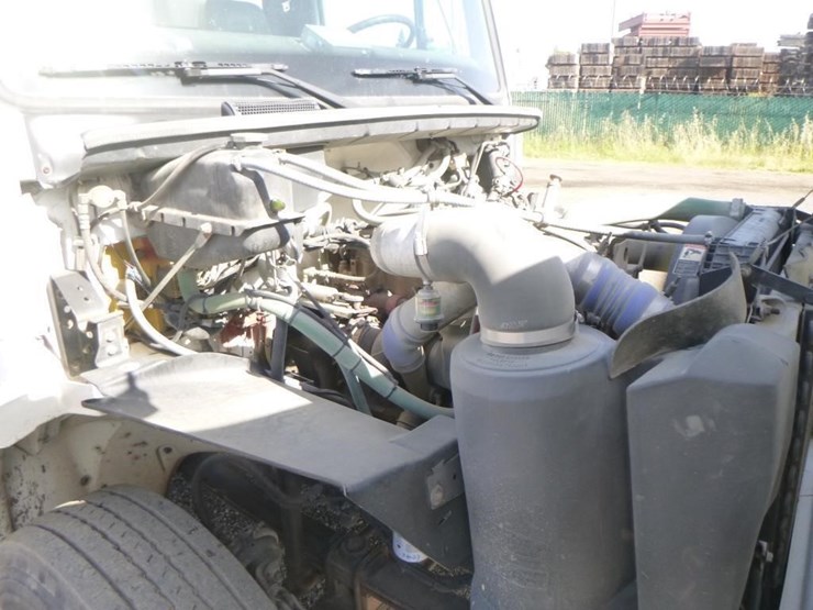 2000-freightliner-fl70-image-23