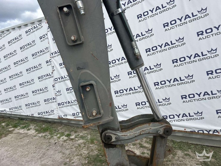 2013-volvo-bl70b-image-17