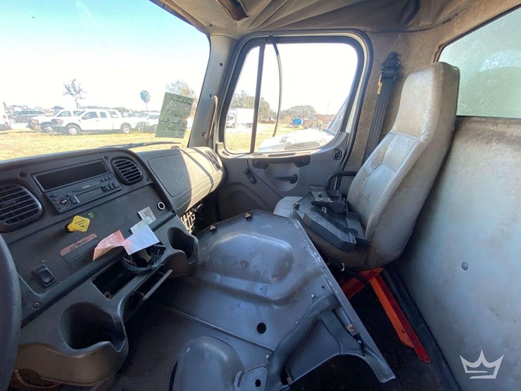 2005-freightliner-m2-106-image-12