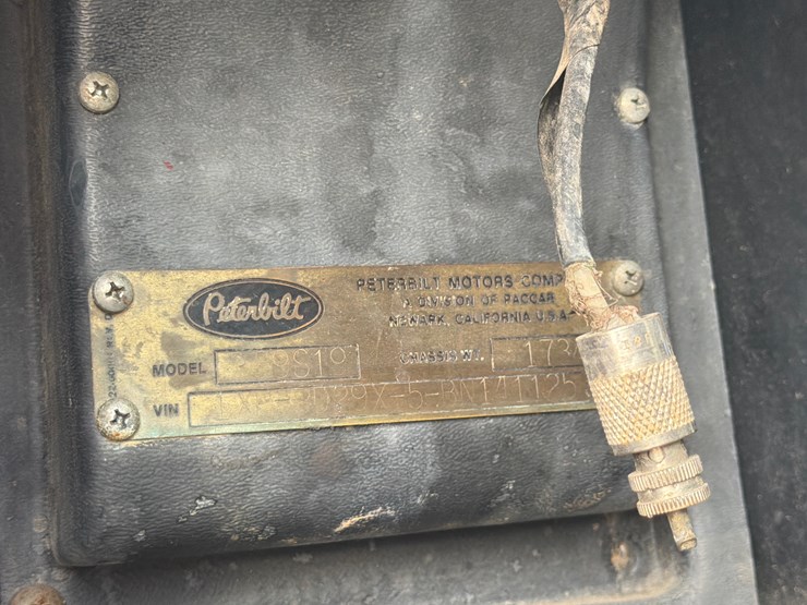 1981-peterbilt-359-image-23