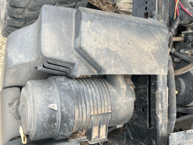 2021-john-deere-gator-image-30