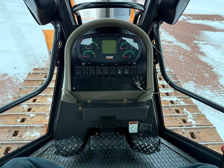 2011-case-1650l-xlt-image-59