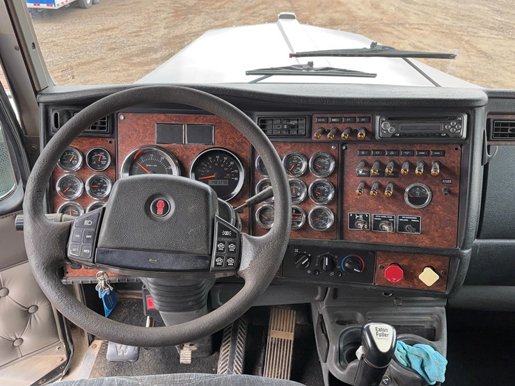 2004-kenworth-w900l-image-30