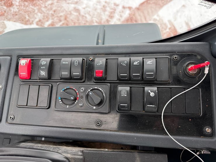 2019-deere-244l-image-60