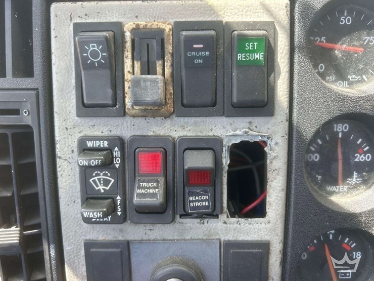 1999-freightliner-fl80-image-10