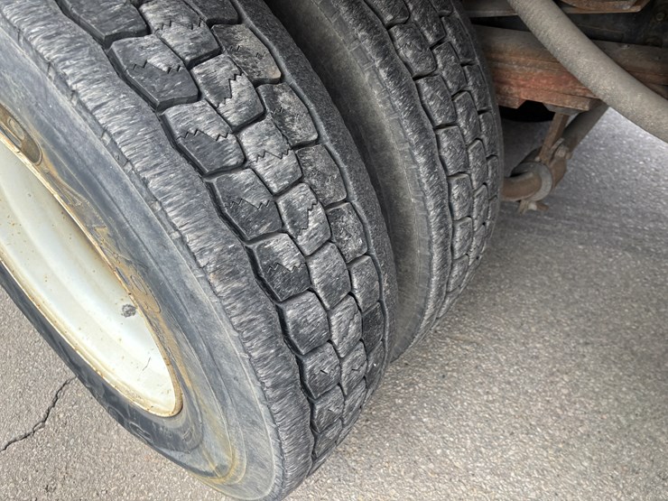 2005-gmc-t7500-image-110