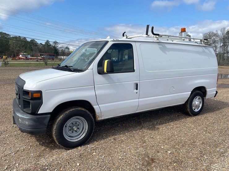 2014-ford-cargo-image-1