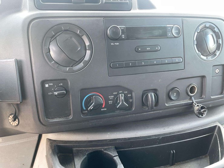 2014-ford-cargo-image-13