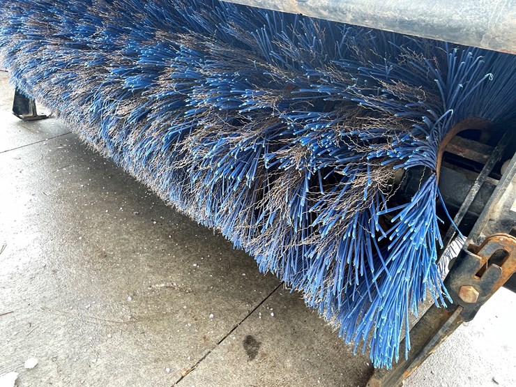 #4909-•-virnig-skid-steer-mount-72"-hydraulic-angle-broom-image-18