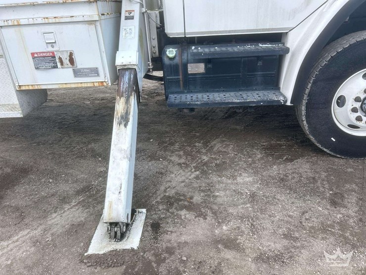 1999-freightliner-fl80-image-42