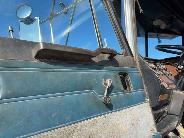 1990-peterbilt-377-image-13