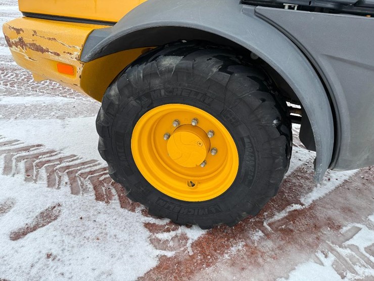 2019-deere-244l-image-13