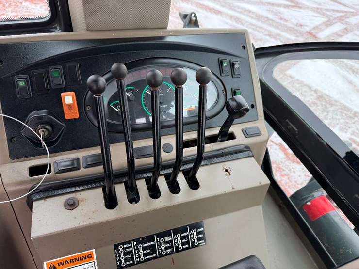 2011-case-570m-xt-image-63