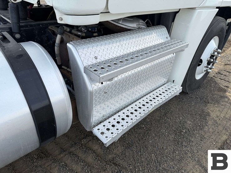 2017-freightliner-cascadia-125-image-35