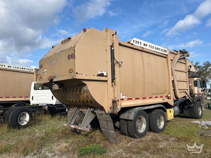 2016-peterbilt-320-image-3