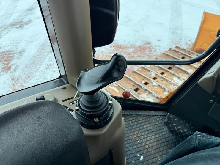 2011-case-1650l-xlt-image-60