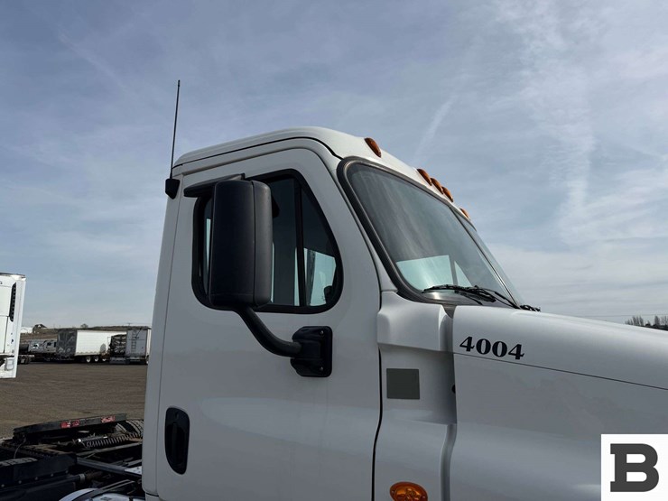 2017-freightliner-cascadia-125-image-37