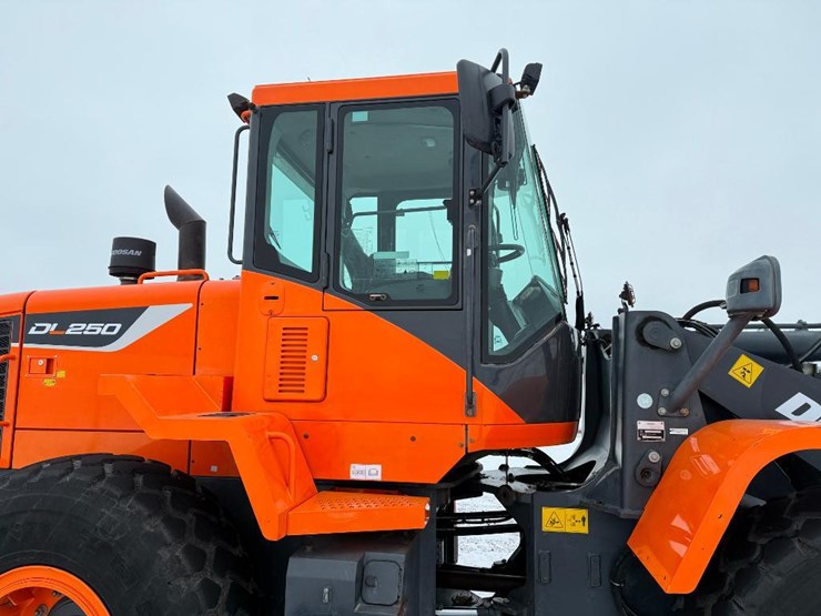 2018-doosan-dl250-5-image-12