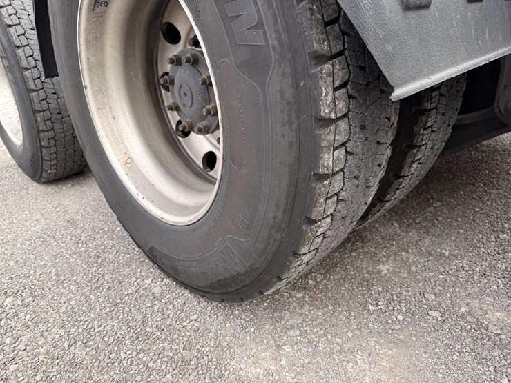 2022-western-star-49x-image-23