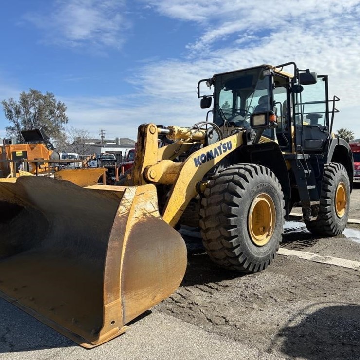 2017 KOMATSU WA380-8