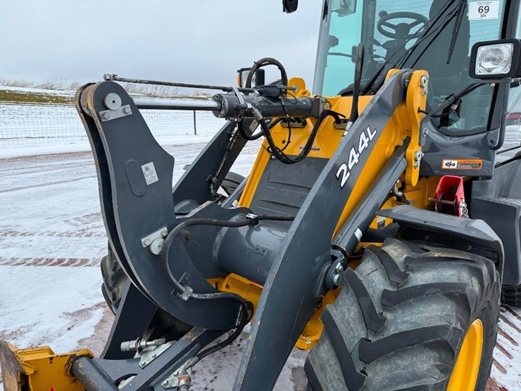 2019-deere-244l-image-41