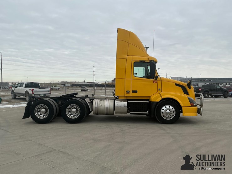 2017-volvo-vnl64t300-image-4