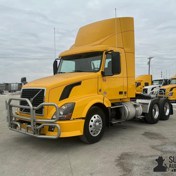 2017 VOLVO VNL64T300