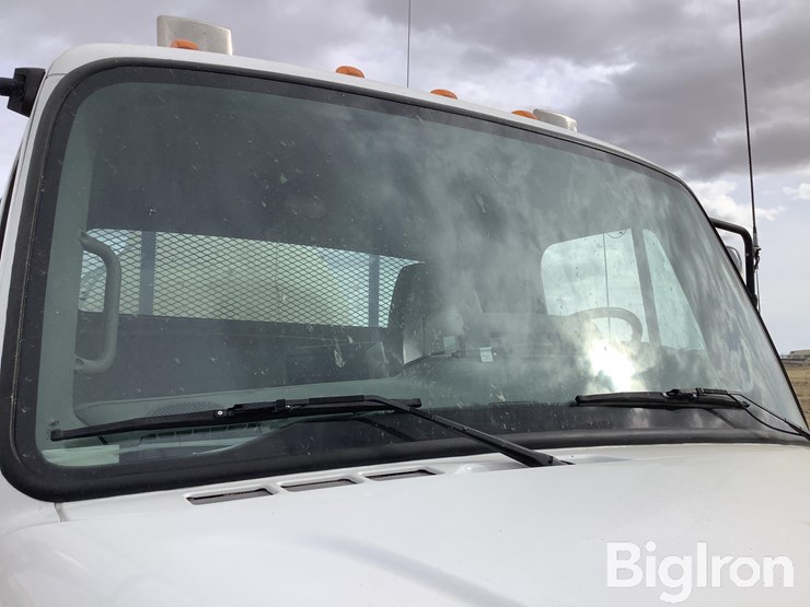 2003-freightliner-m2-106-image-16