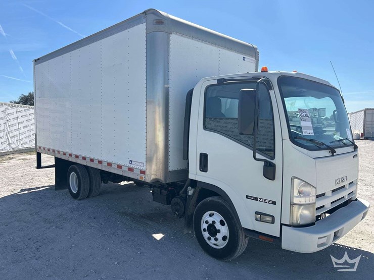 2015-isuzu-npr-image-2