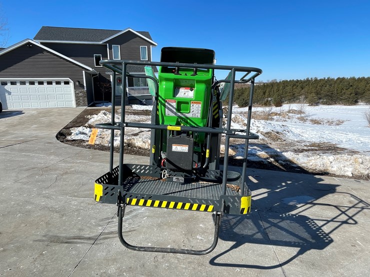 #103-•-2024-leguan-225-track-drive-articulating-boom-lift-image-2