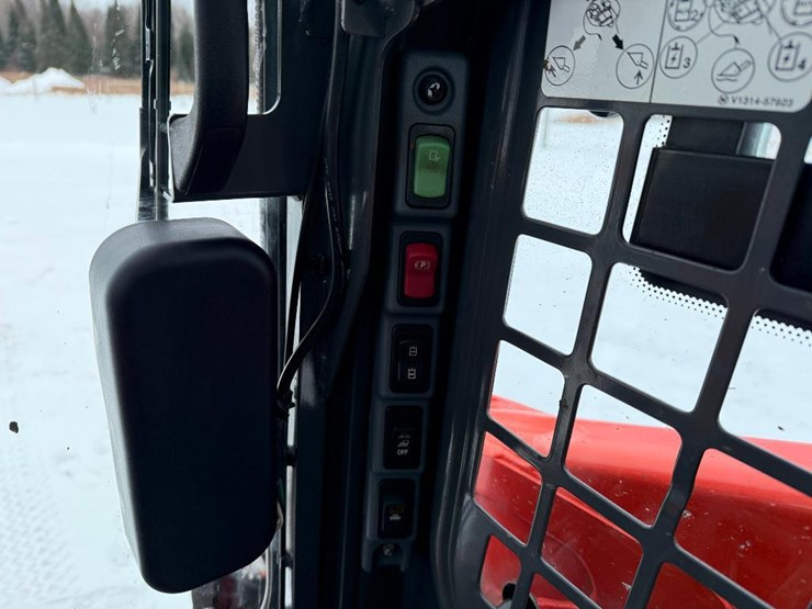 kubota-ssv75-image-38