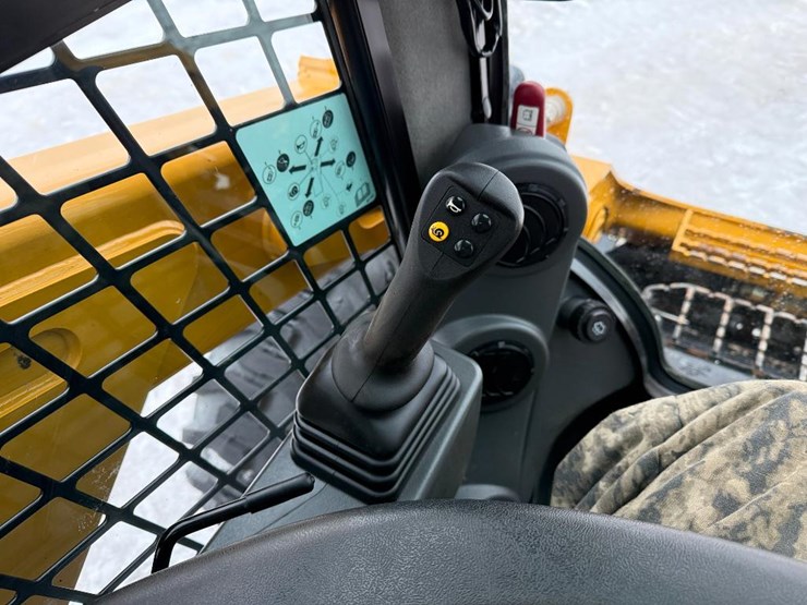 2022-caterpillar-246d3-image-31