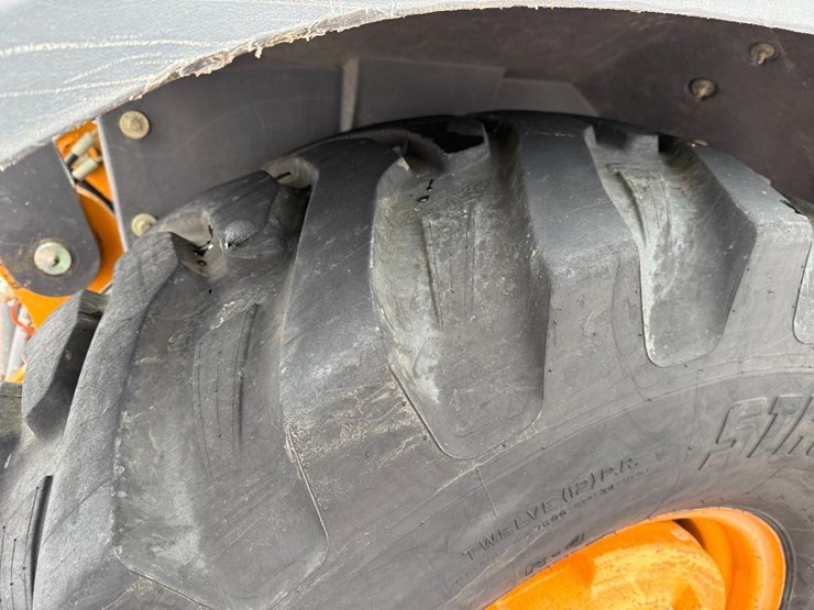 2011-case-570m-xt-image-10