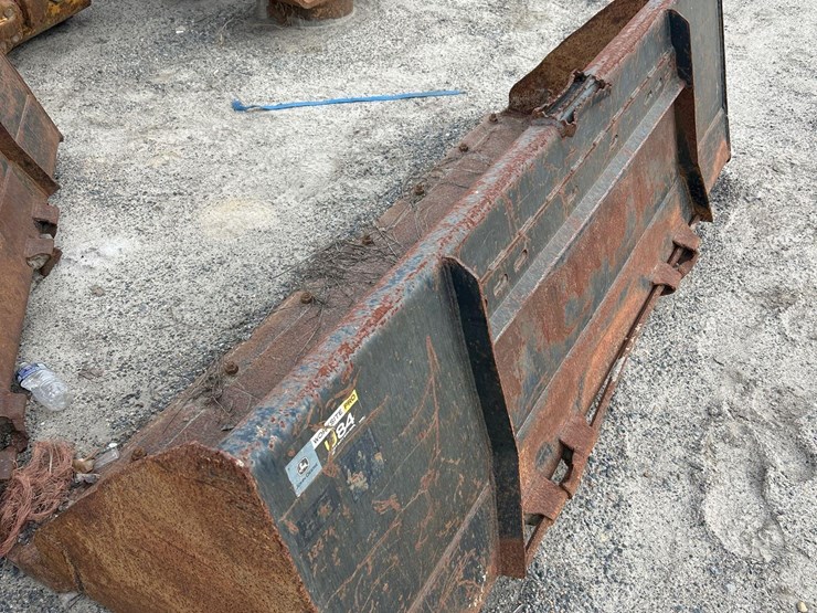 john-deere-u84-84in-skid-steer-bucket-image-2