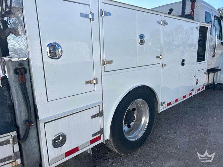 2017-freightliner-m2-106-image-24