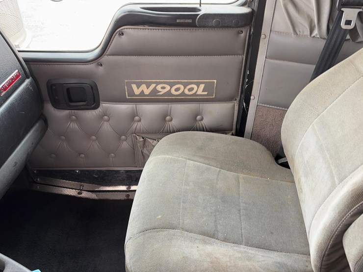 2004-kenworth-w900l-image-29