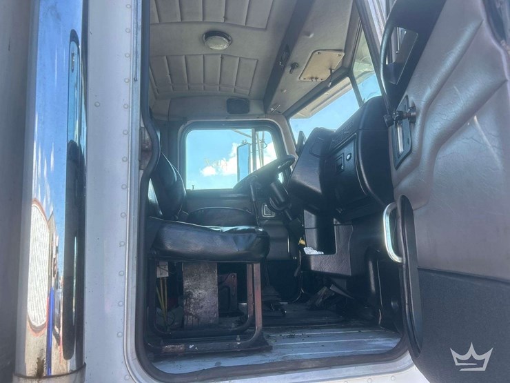 2005-peterbilt-357-image-38