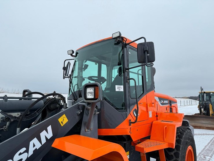 2018-doosan-dl250-5-image-17