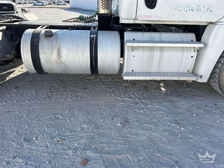 2013-freightliner-cascadia-125-image-34